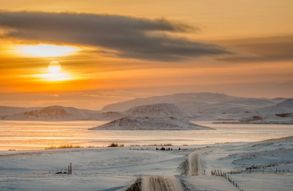 Winterlandschap bij zonsondergang in IJsland