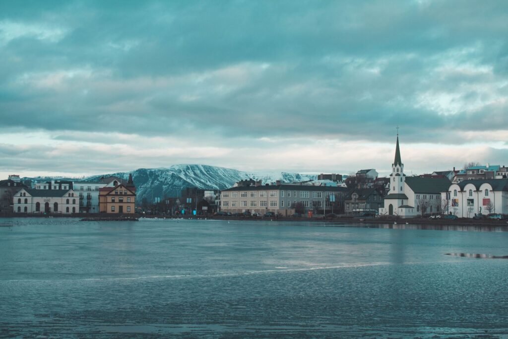 De vijver Tjörnin in Reykjavík