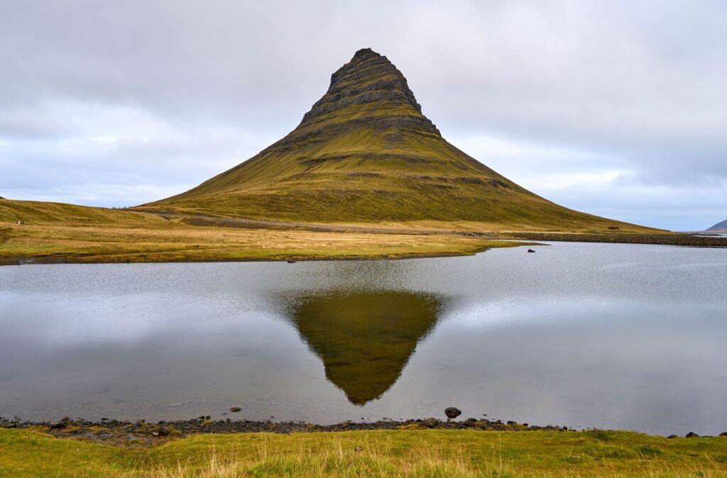 Kirkjufell gespiegeld in het water