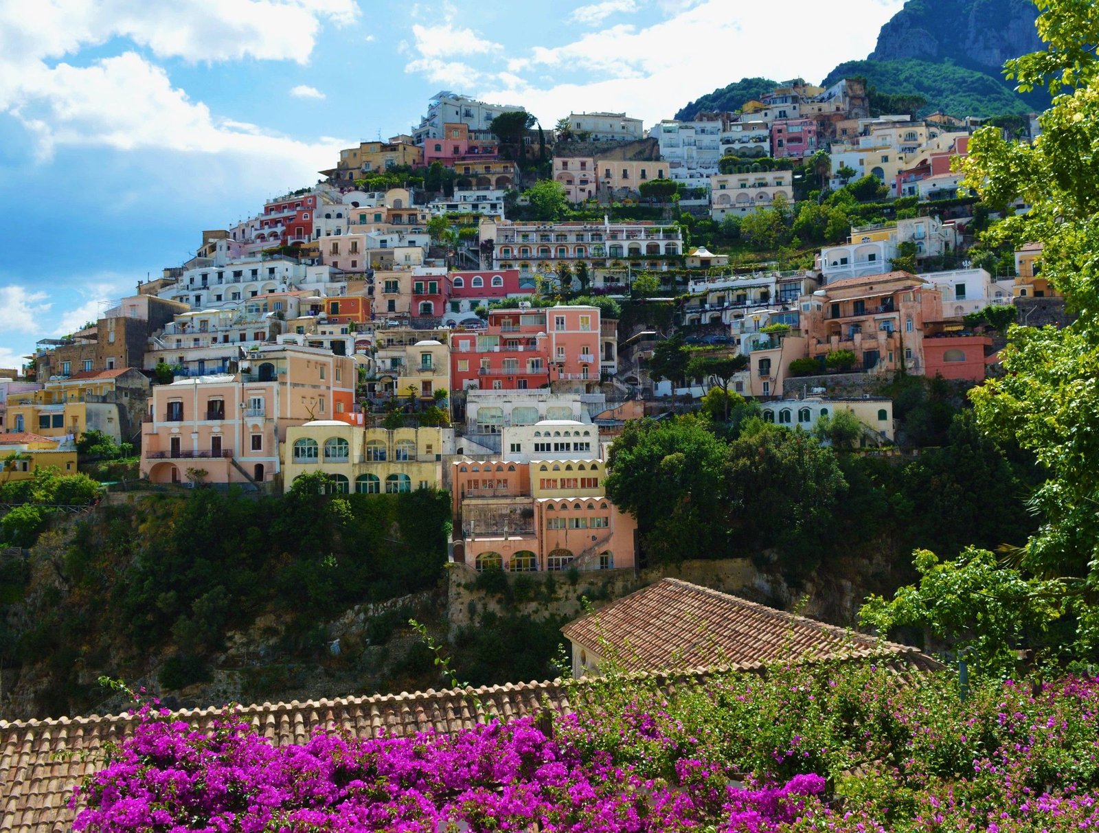 Positano met bloeiende bougainville