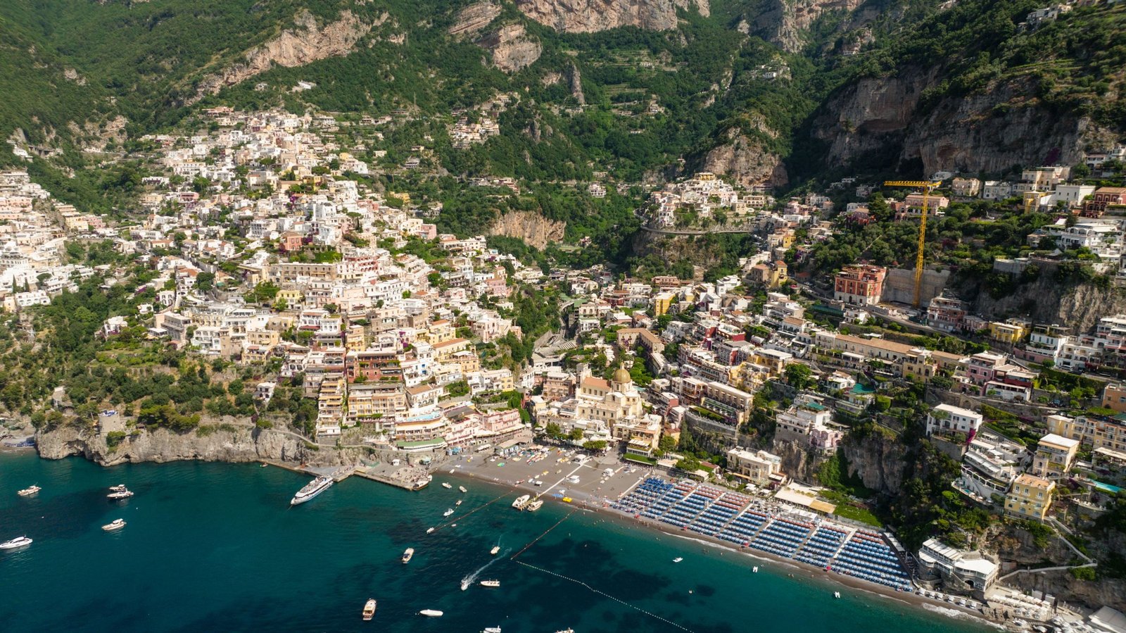 Positano aan de Amalfikust van bovenaf