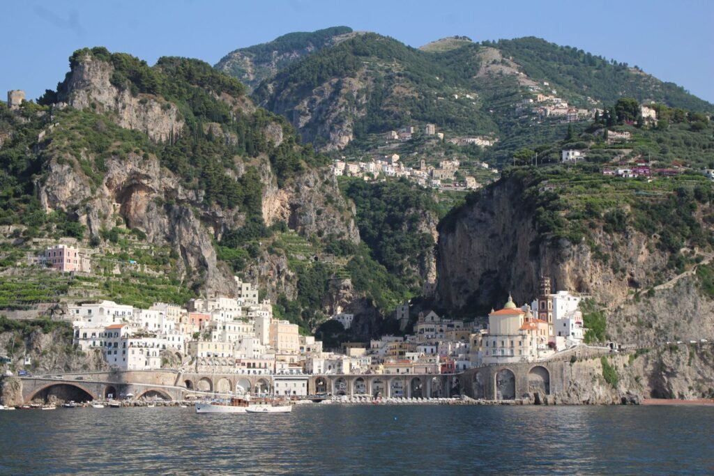 Amalfi onder de bergen
