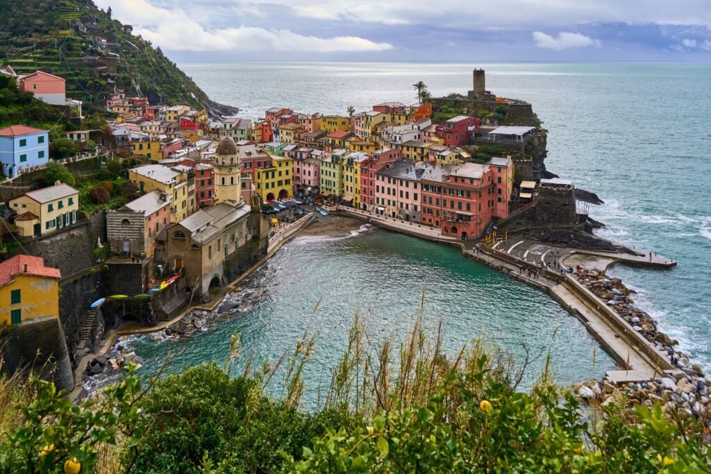 Vernazza met de haven van bovenaf