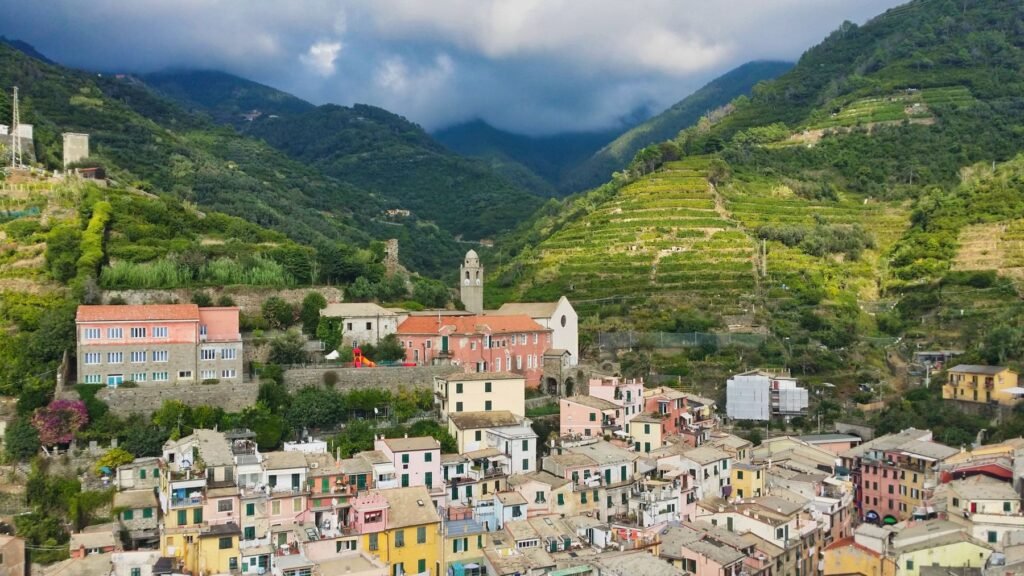 Dorp tussen de wijngaardterrassen van de Cinque Terre
