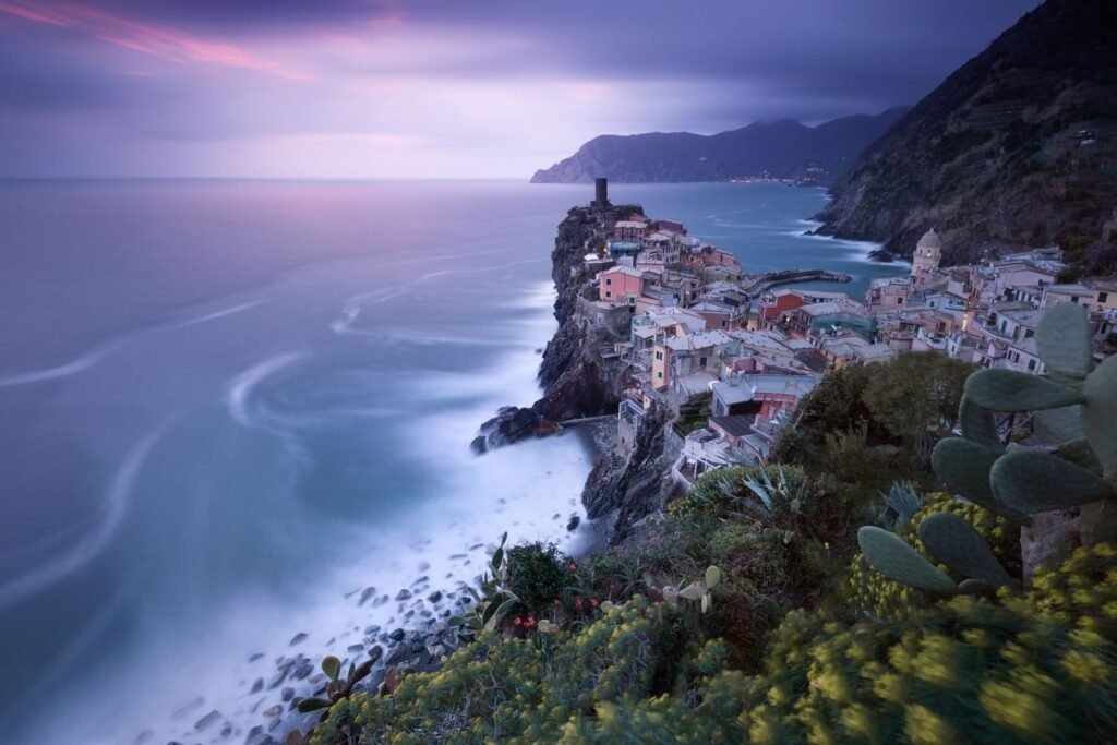 Kust van de Cinque Terre bij schemering