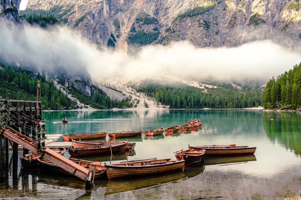Houten bootjes op het Lago di Braies