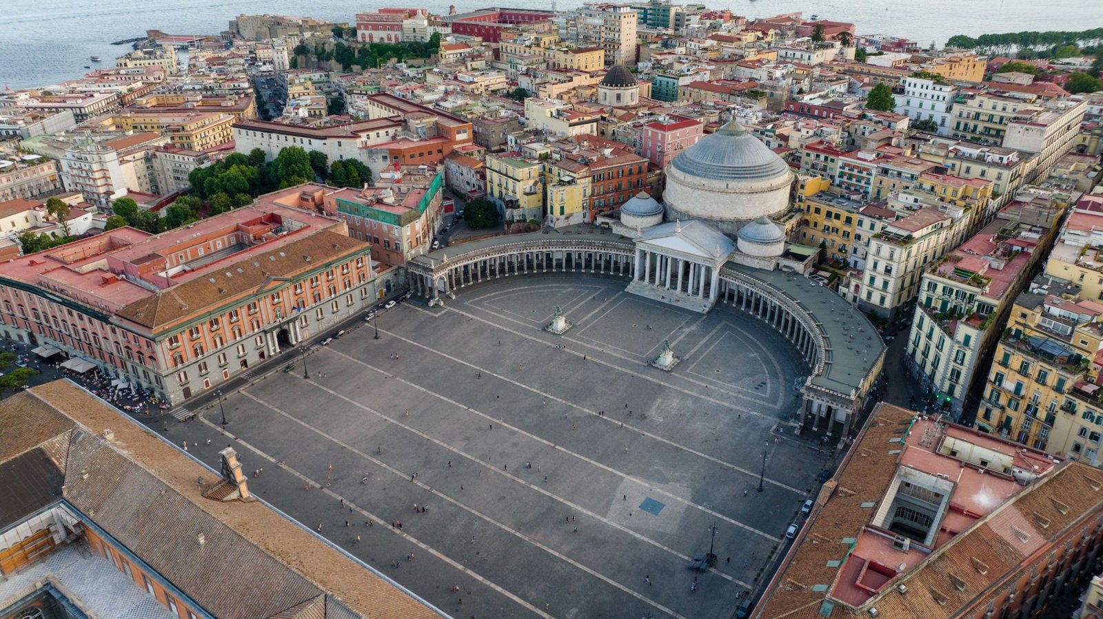 Piazza del Plebiscito in Napels van bovenaf