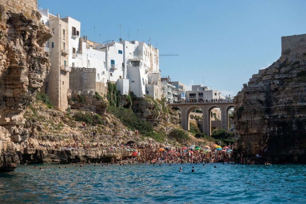 Strand en kliffen van Polignano a Mare