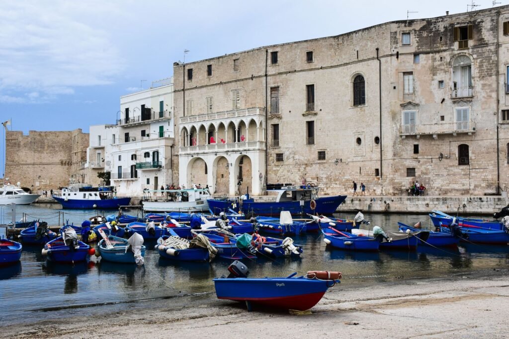 Vissersbootjes in de haven van Monopoli