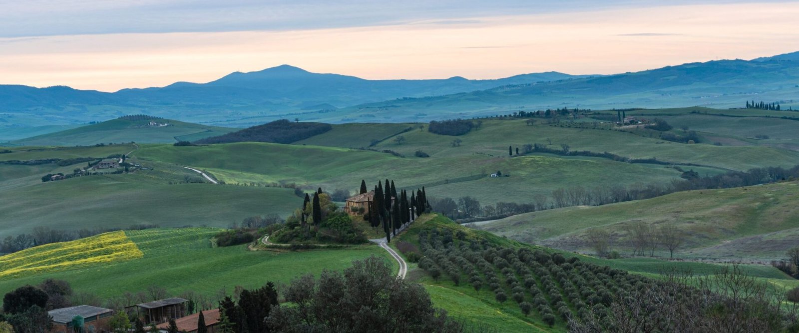 Glooiende heuvels met cipressen in Toscane