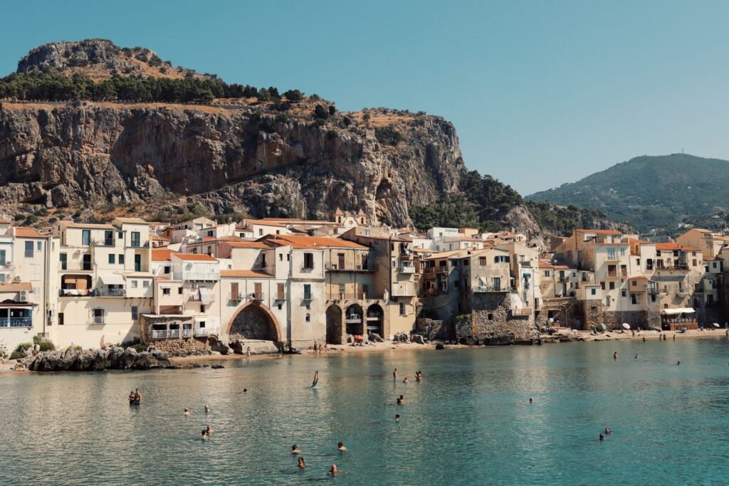 Historische huizen aan het water in Cefalù op Sicilië