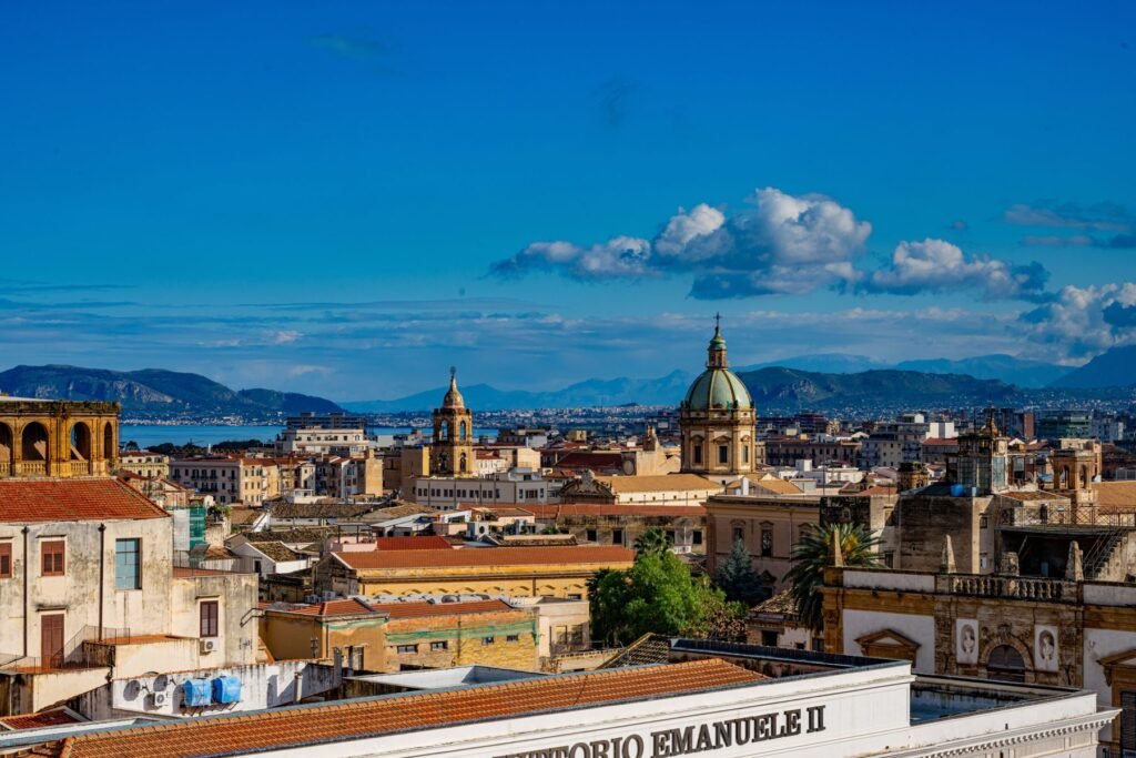 Skyline van Palermo onder een blauwe lucht
