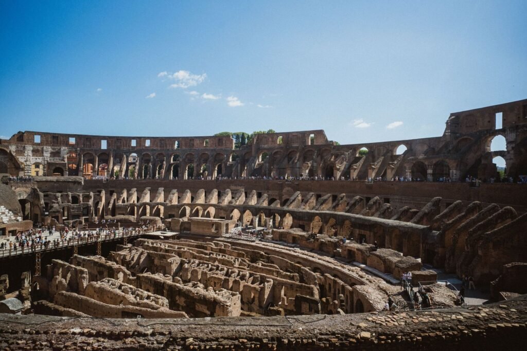 De arena van het Colosseum van binnen