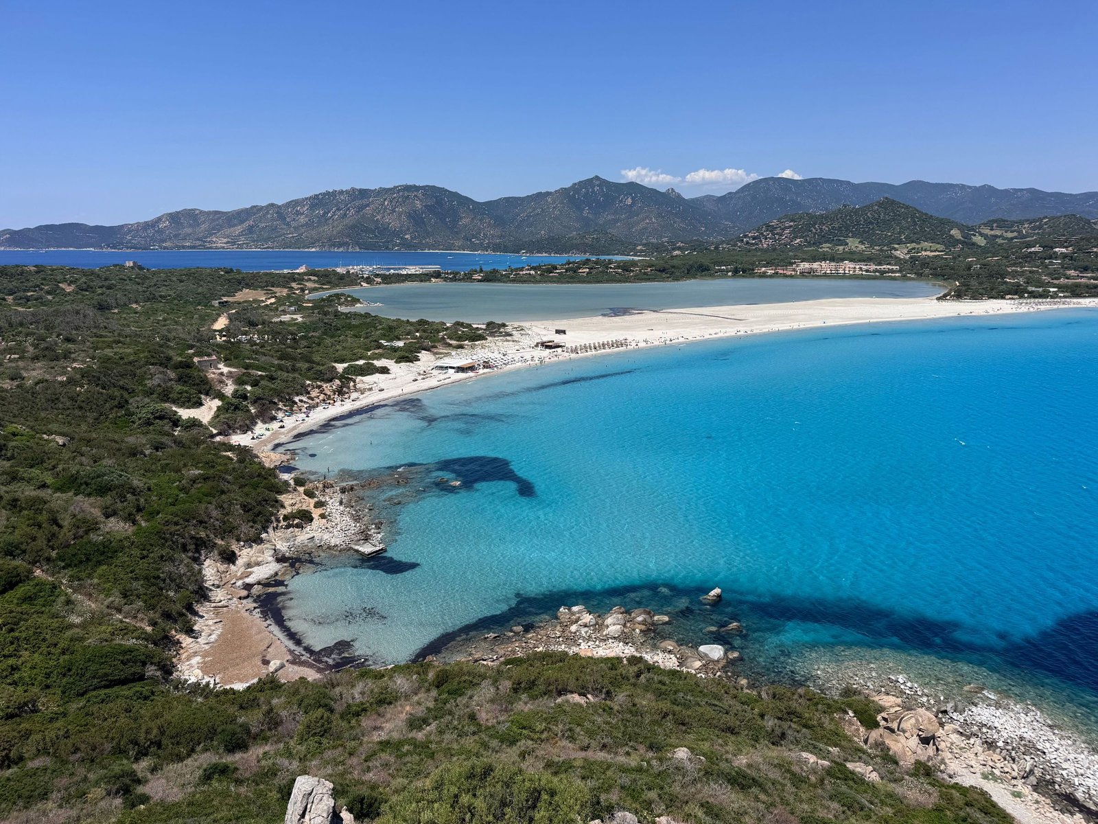 Kustlijn van Sardinië met turquoise water