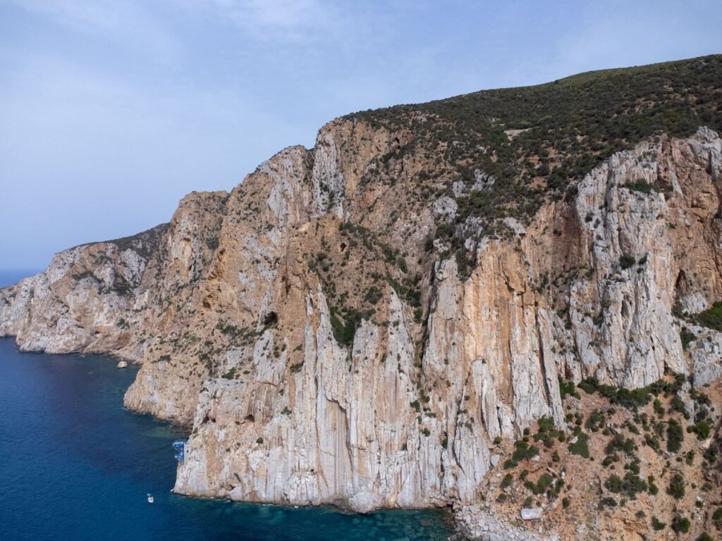 Kliffen langs de kust van Sardinië