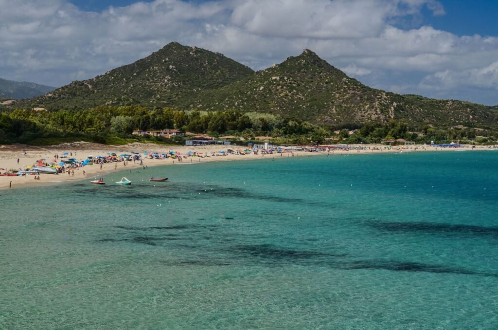 Strand met turquoise water op Sardinië