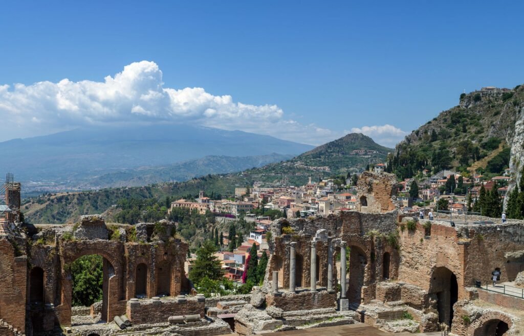 Het Griekse theater van Taormina met bergen op de achtergrond