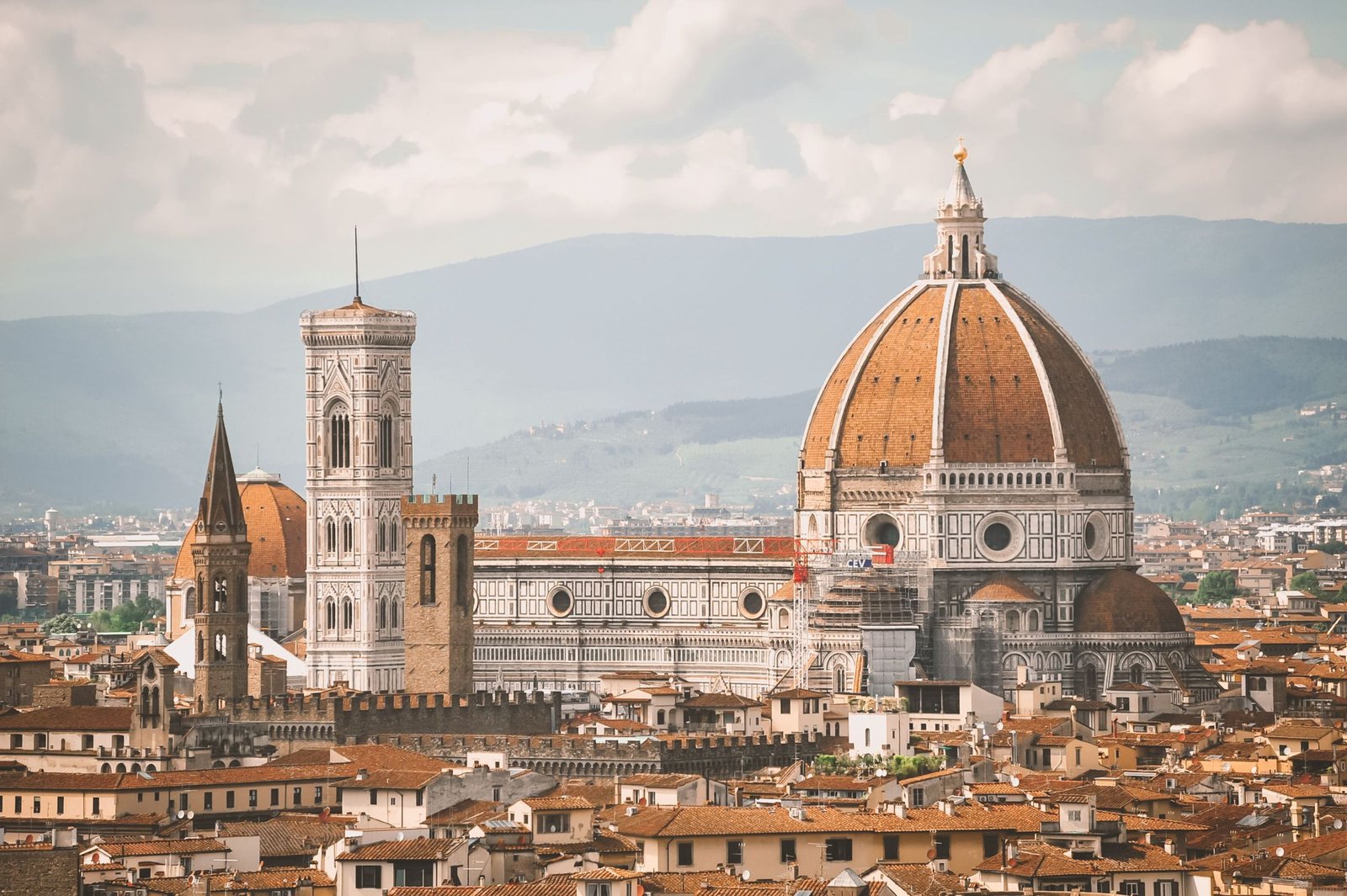 De Duomo van Florence boven de daken