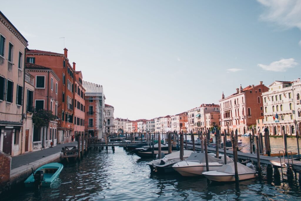 Boten langs een kanaal in Venetië