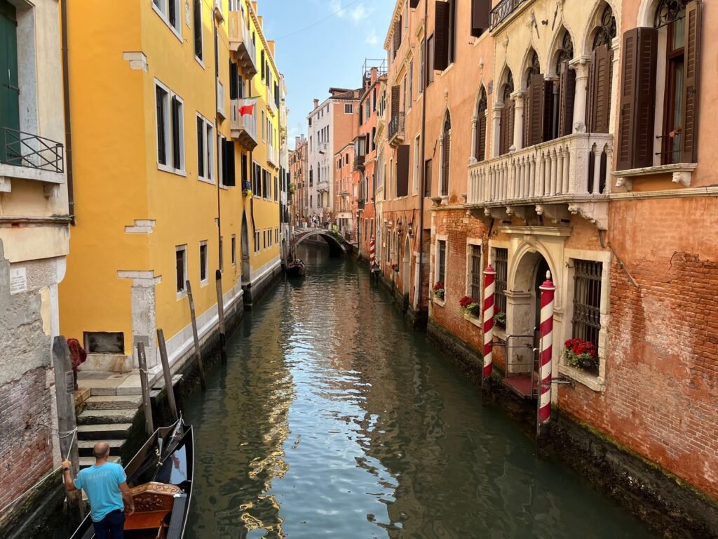 Kanaal tussen oude gevels in Venetië