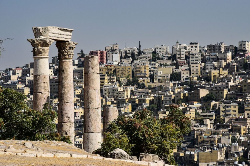 Zuilen op de citadel met de stad Amman
