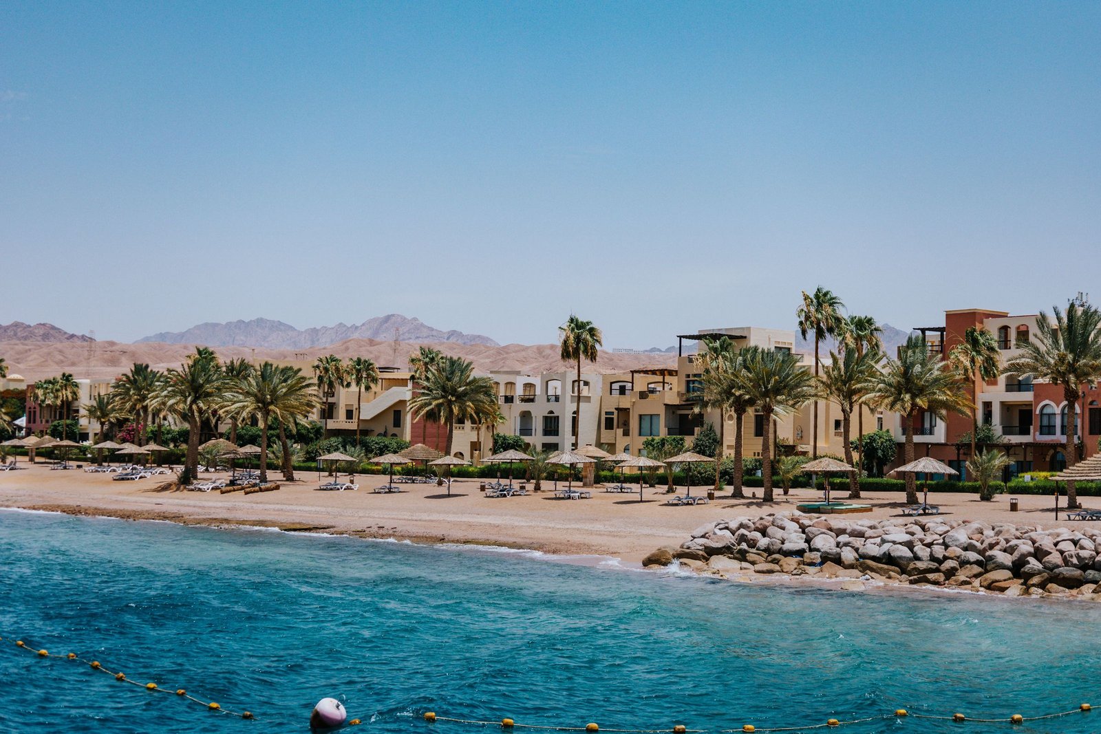 Strand met palmen in Aqaba