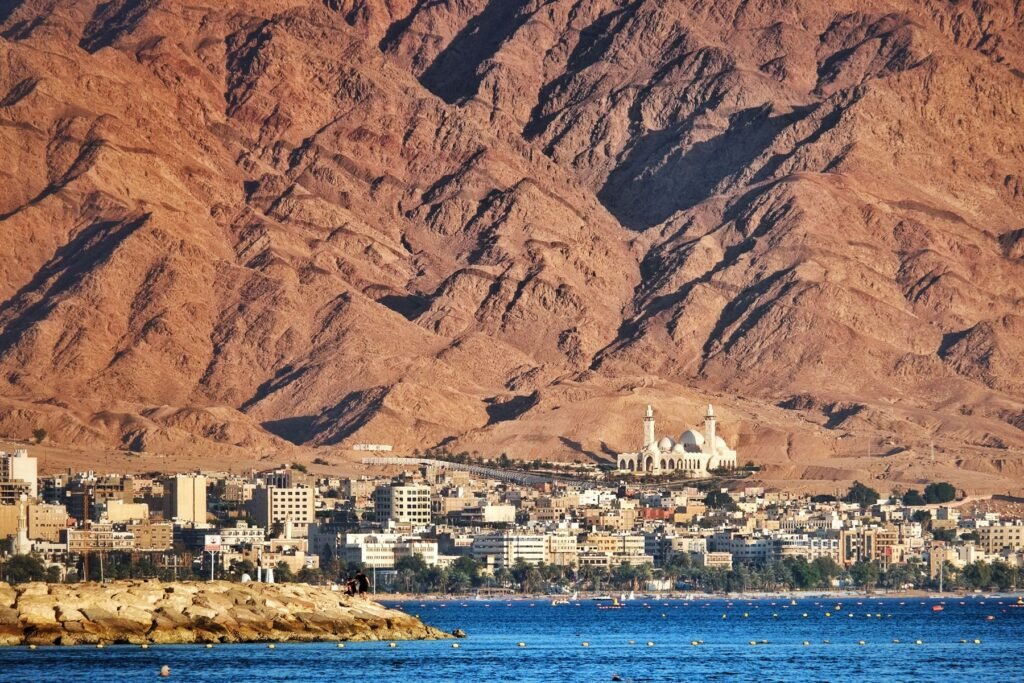 Aqaba aan de voet van de bergen