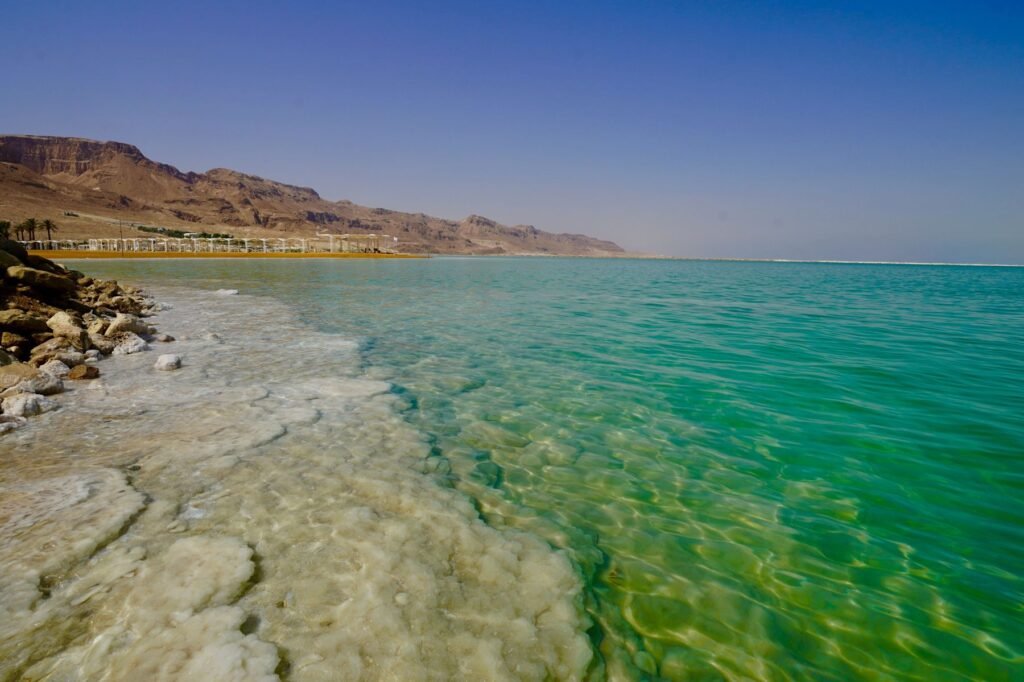 Turquoise water en zoutkust van de Dode Zee