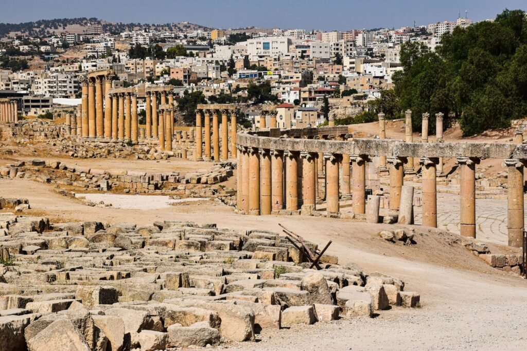 Overzicht van de ruïnes van Jerash met de moderne stad