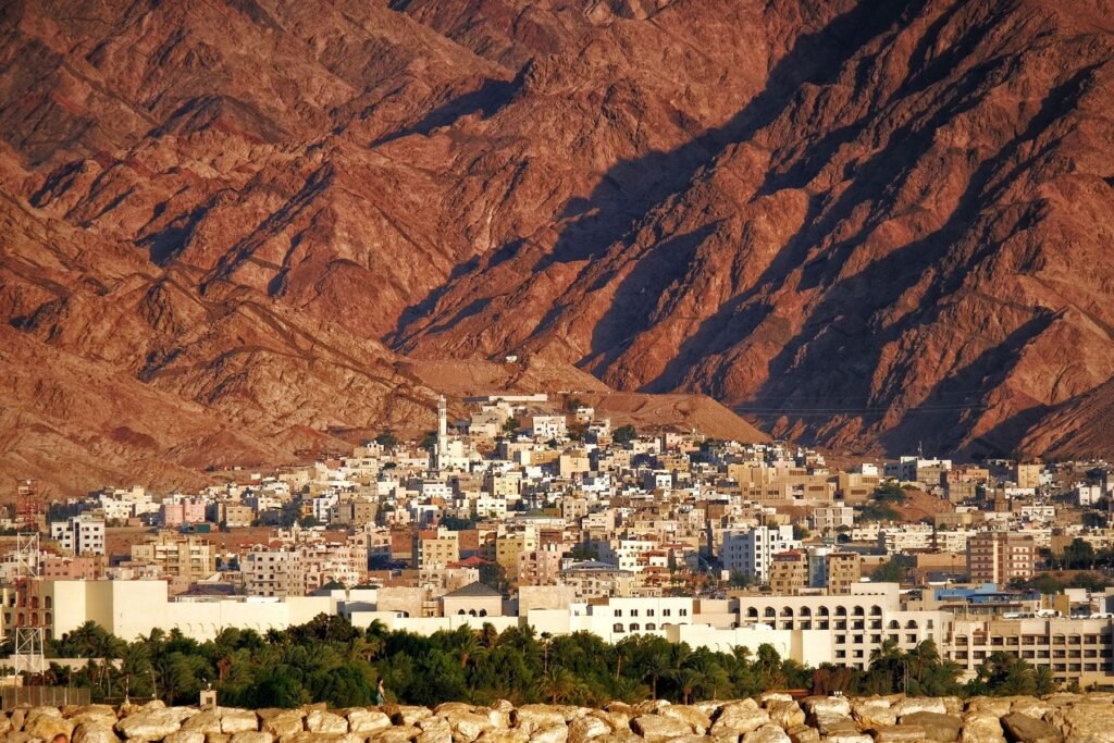 Huizen tegen de bergen in het zuiden van Jordanië