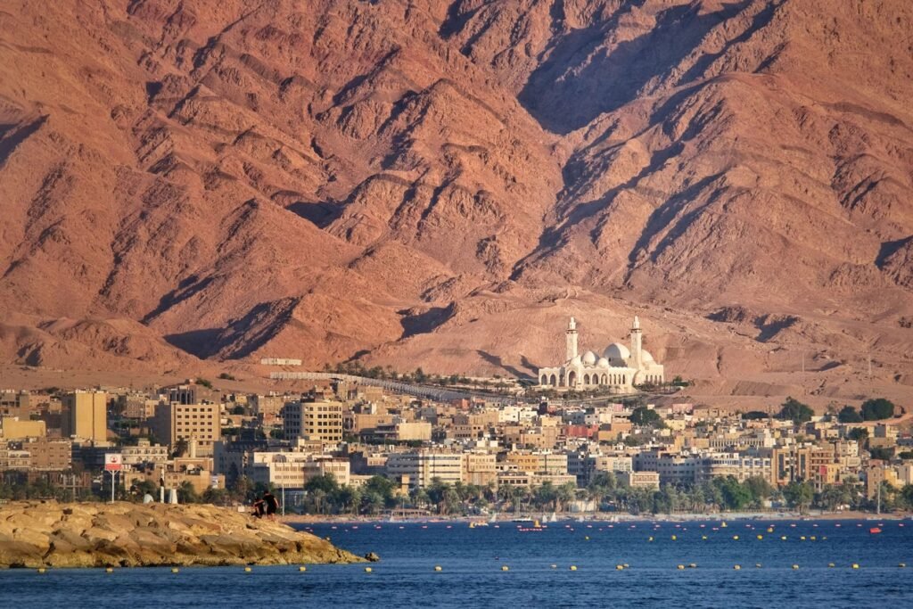 Aqaba aan de voet van de bergen