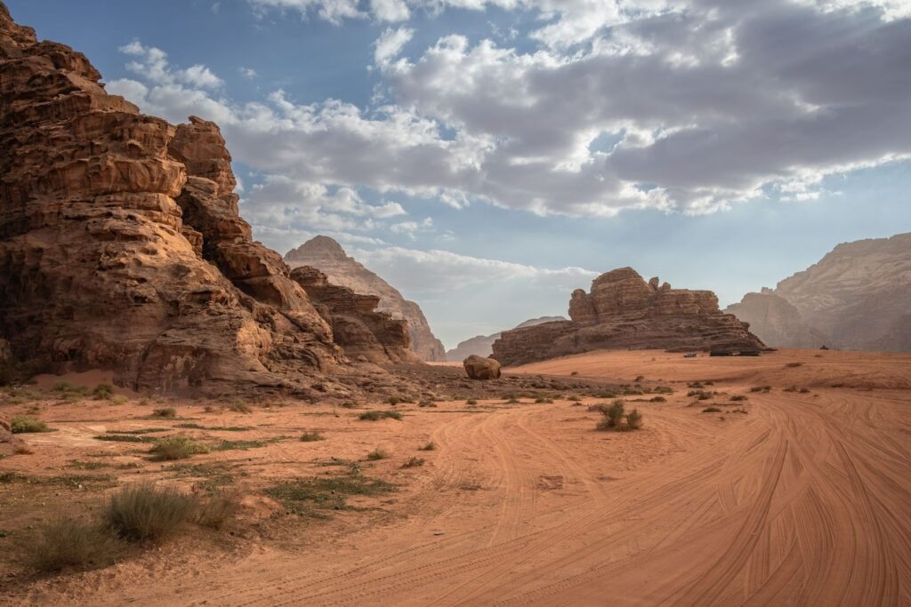 Vallei tussen de rotsen van Wadi Rum