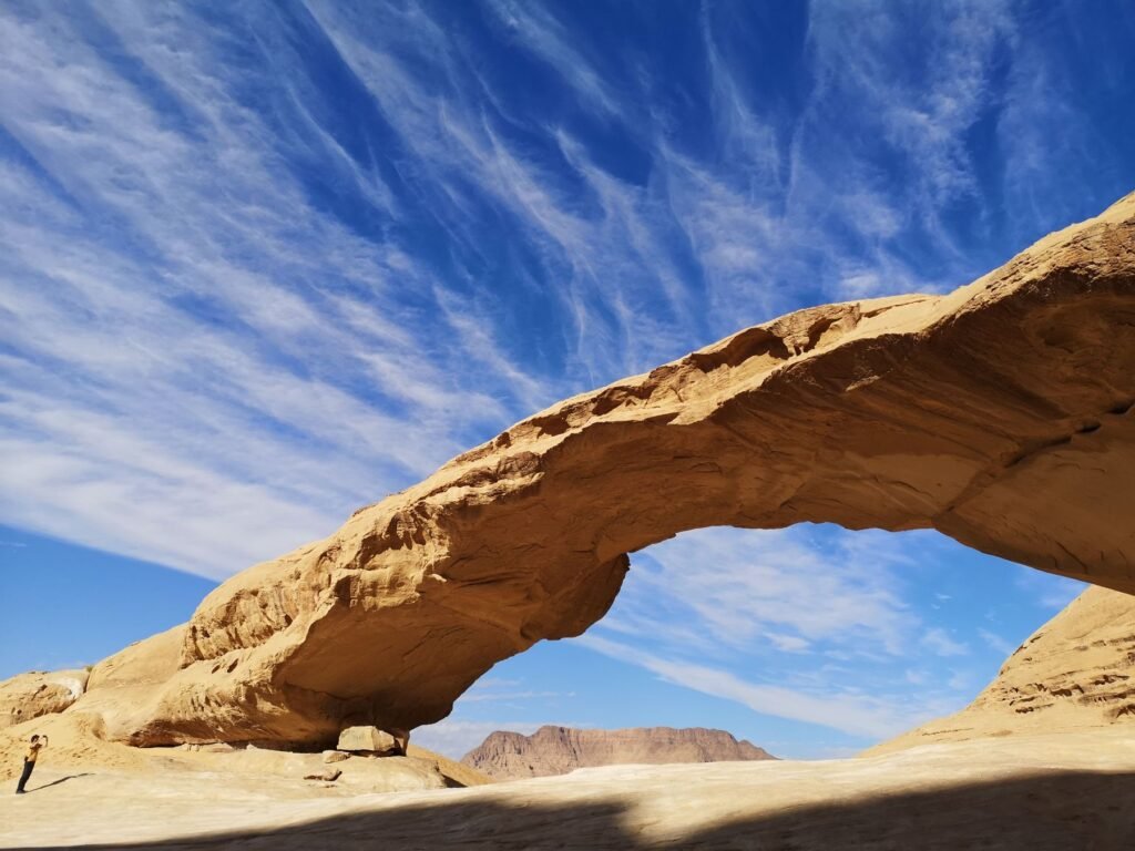 Rotsboog onder een blauwe lucht in Wadi Rum