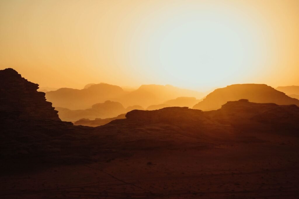 Zonsondergang boven de rotsen van Wadi Rum