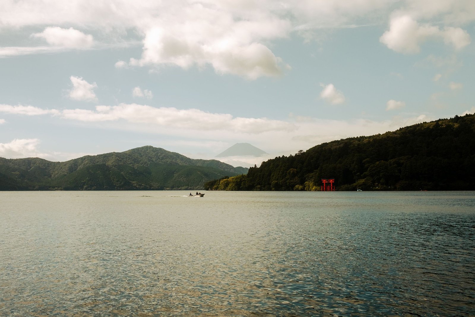 Het Ashi-meer met Mount Fuji en een rode torii