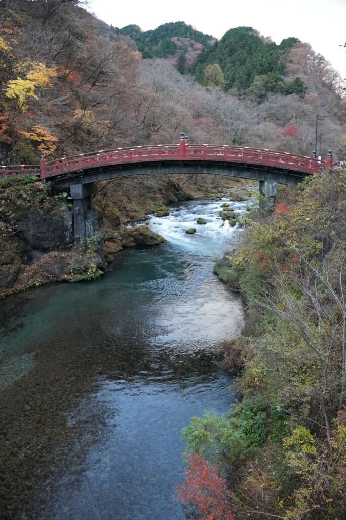 De Shinkyo-brug in Nikko in de herfst