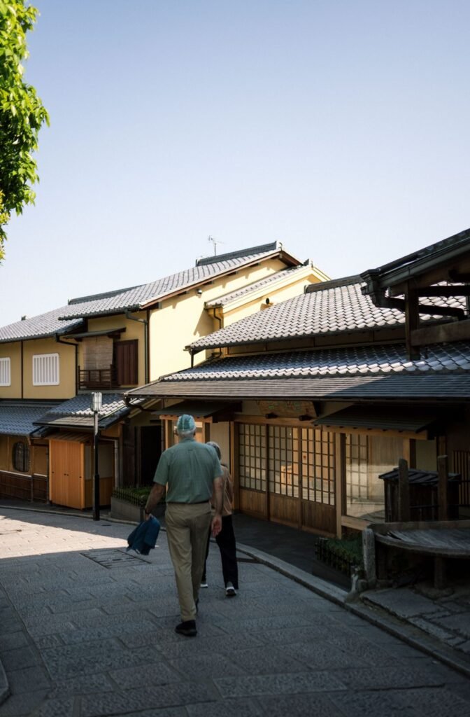 Houten huizen in een straat in Kyoto
