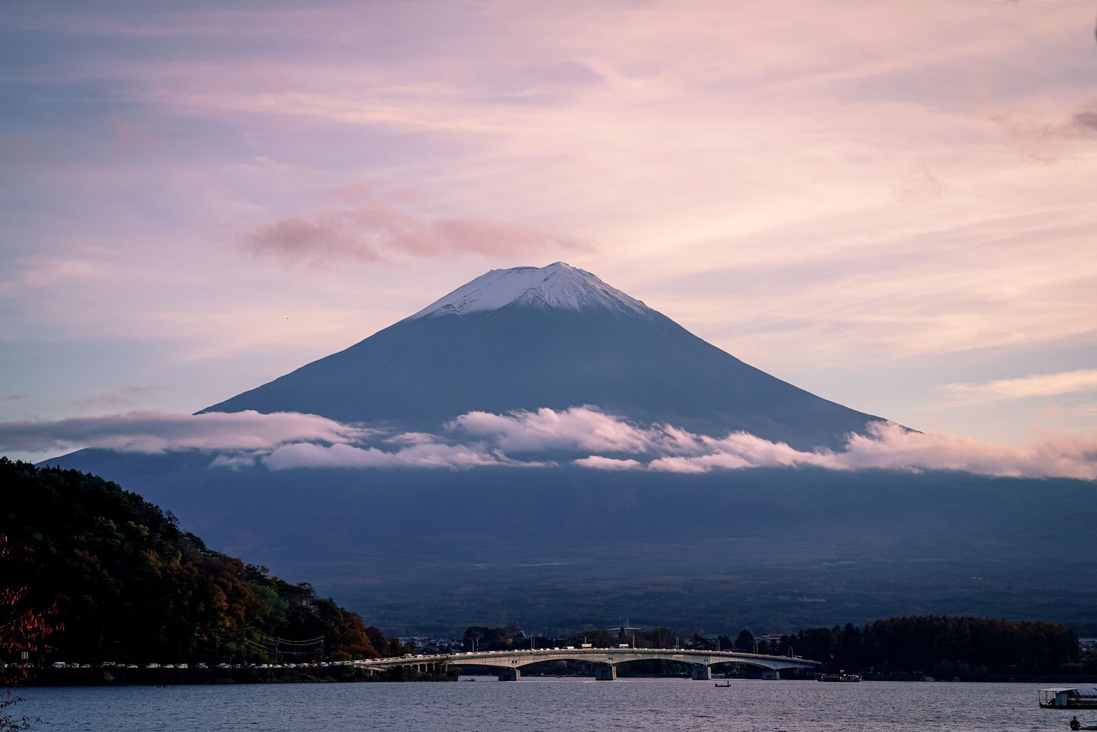 Mount Fuji boven de wolken bij zonsondergang