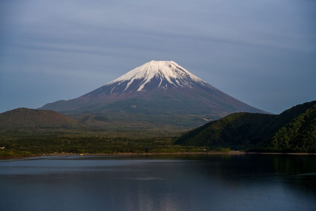 Mount Fuji boven een stil meer