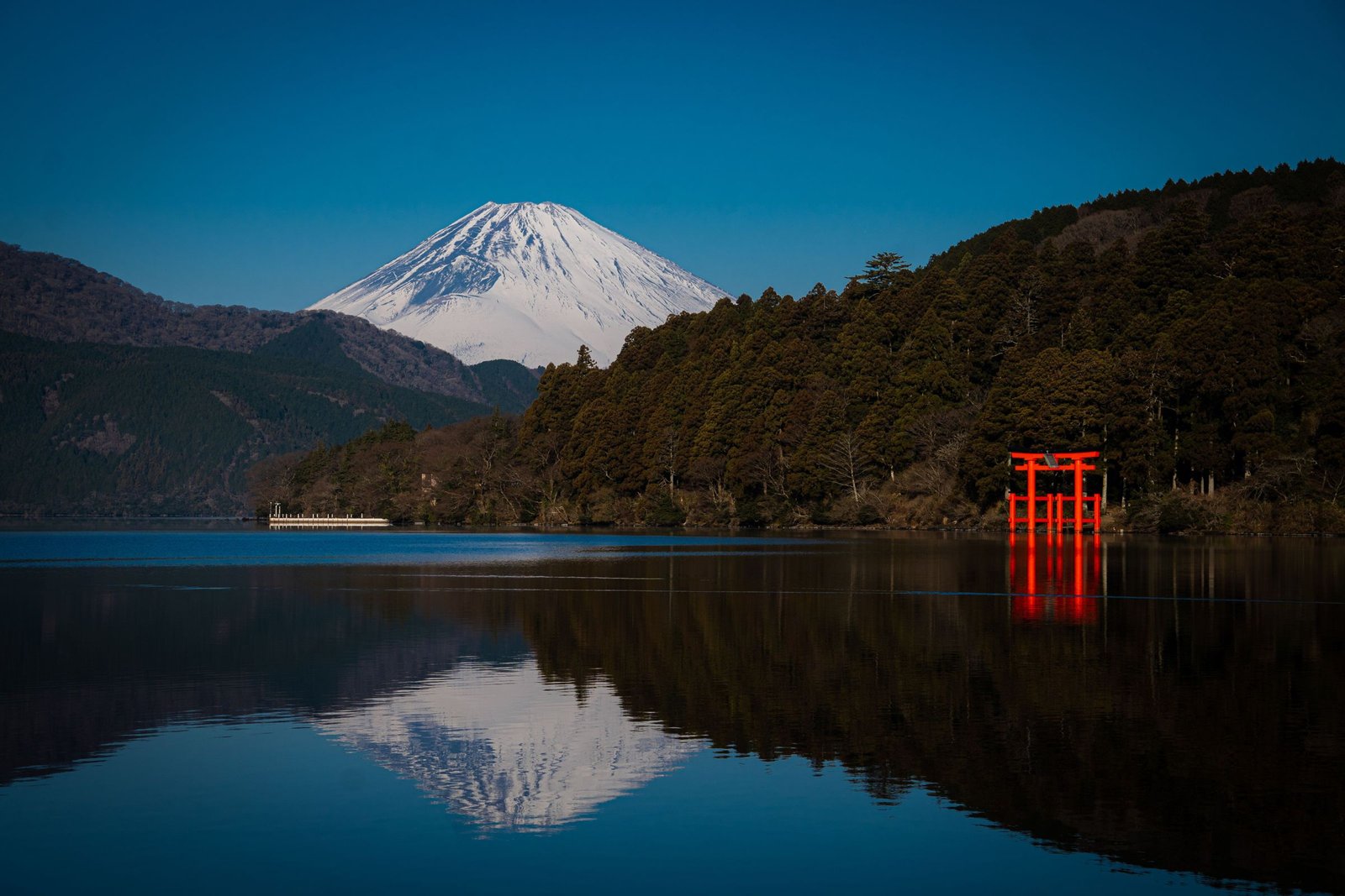 Torii van Hakone-schrijn met Fuji weerspiegeld in het meer