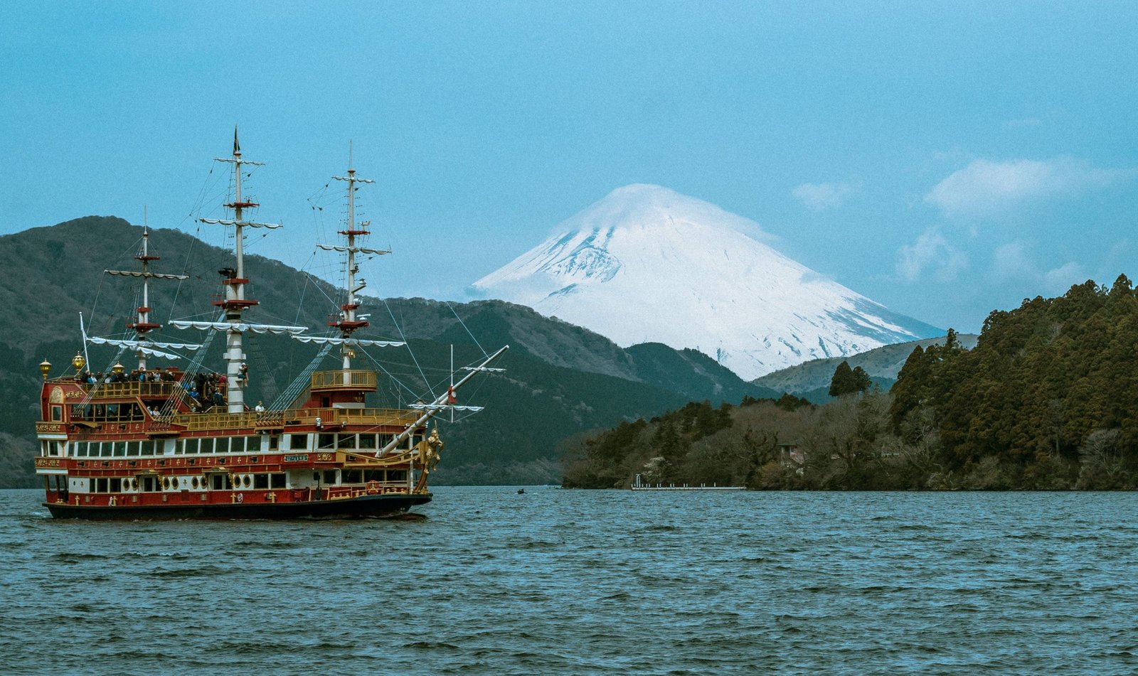 Piratenschip op het Ashi-meer met Mount Fuji