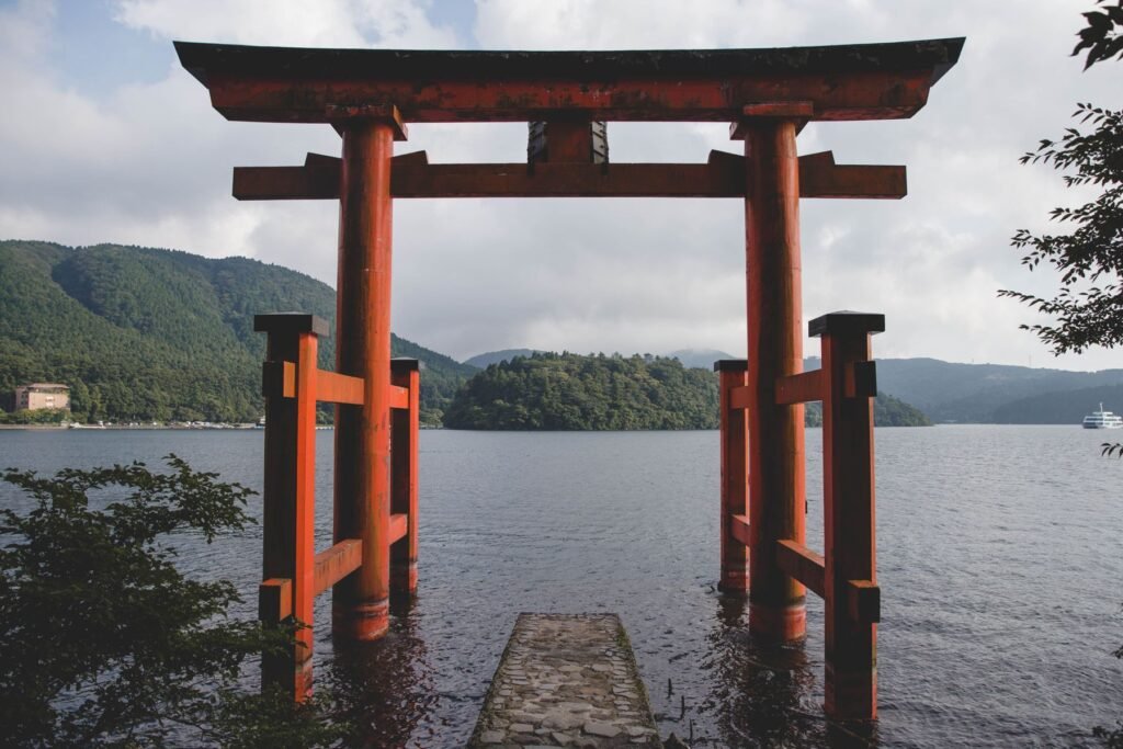 De rode torii van de Hakone-schrijn in het water