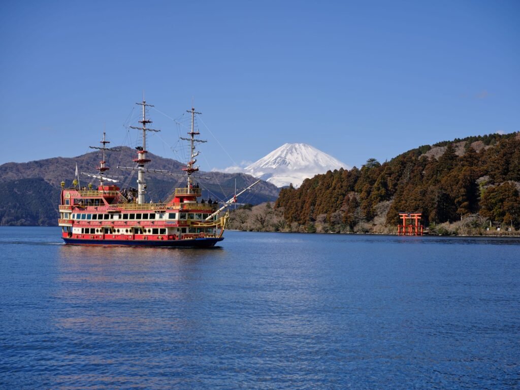 Rondvaartschip op het Ashi-meer