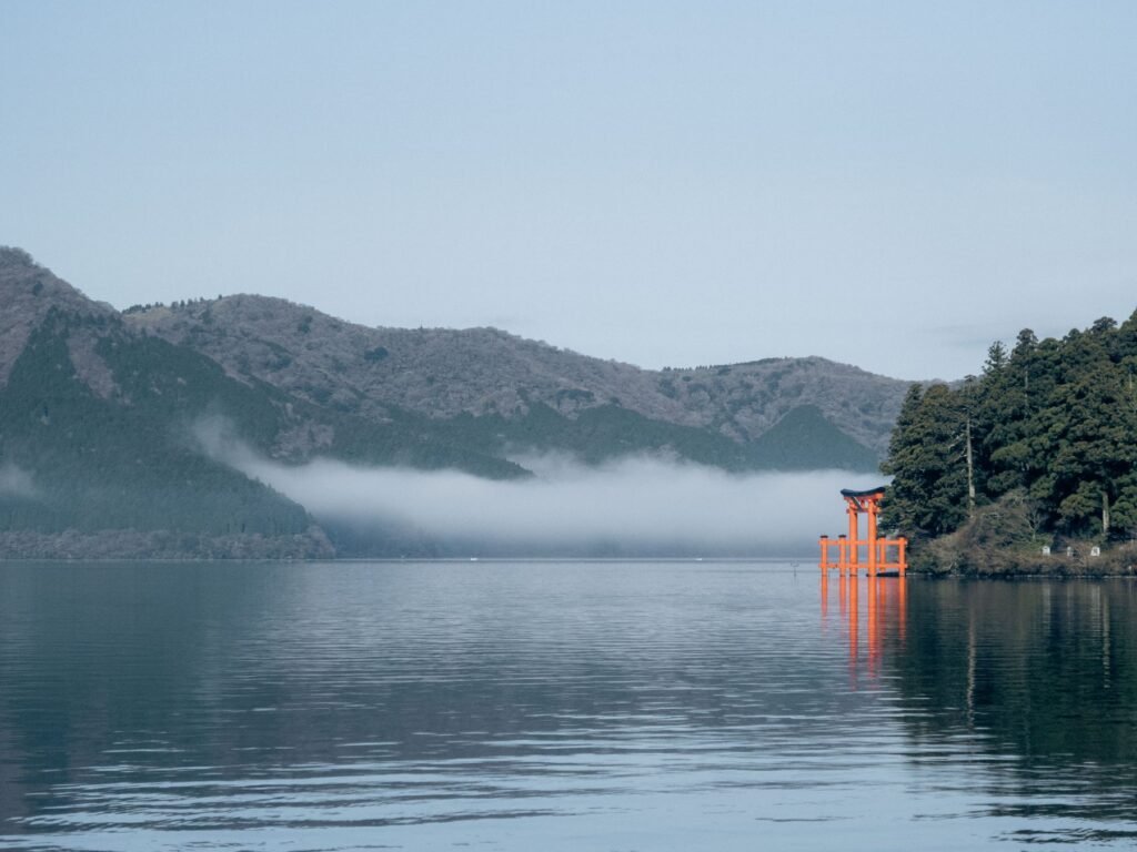 Mist boven het Ashi-meer