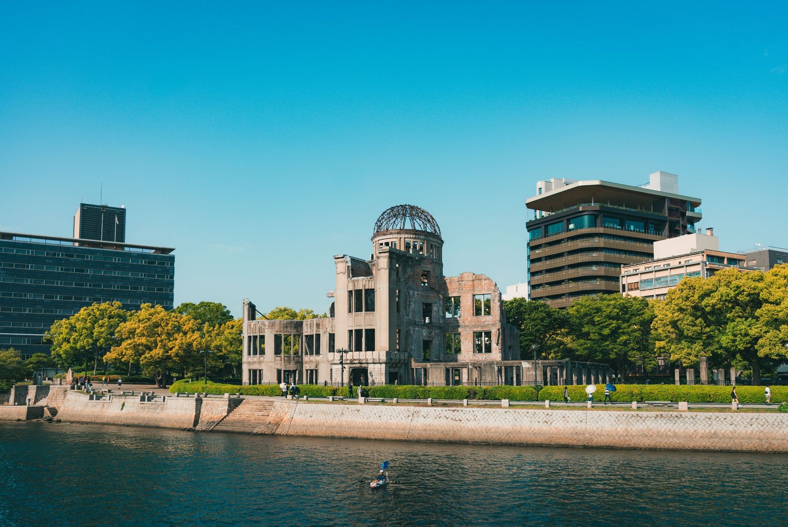 De Atoomkoepel aan de rivier in Hiroshima