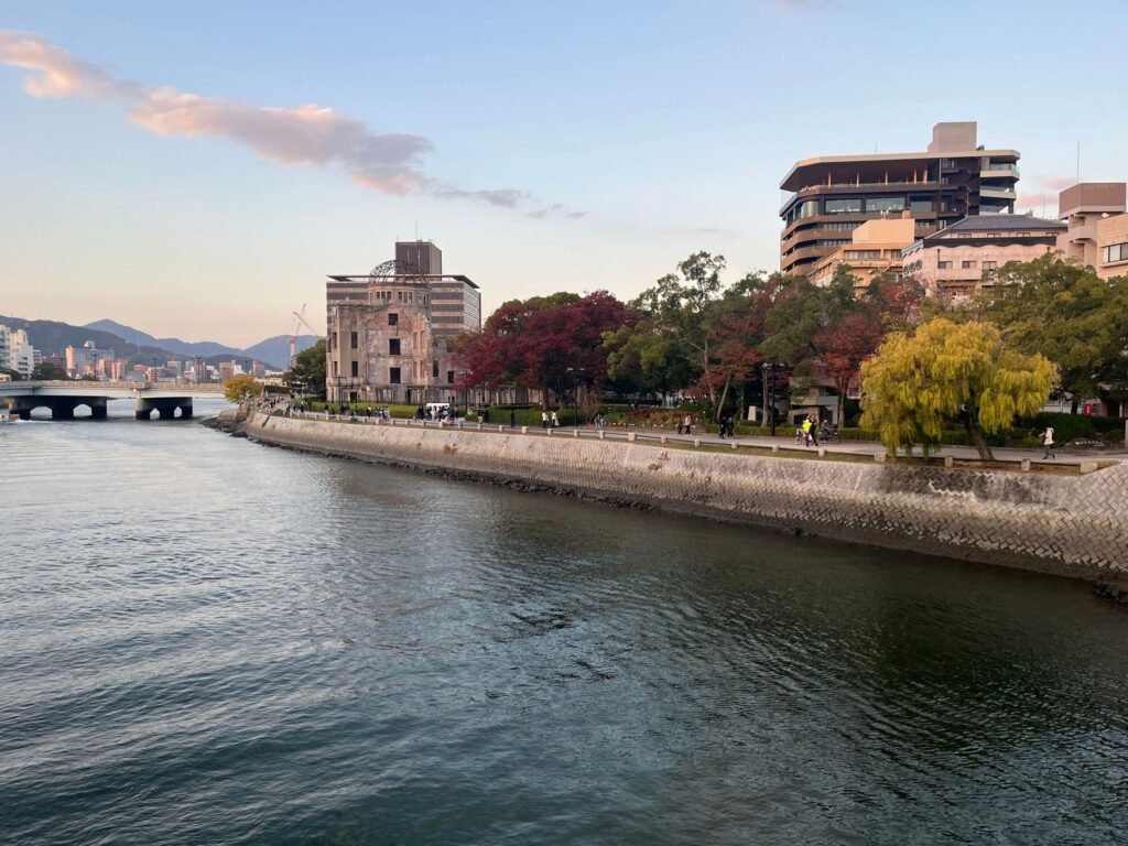 Rivier door Hiroshima met de Atoomkoepel in de verte