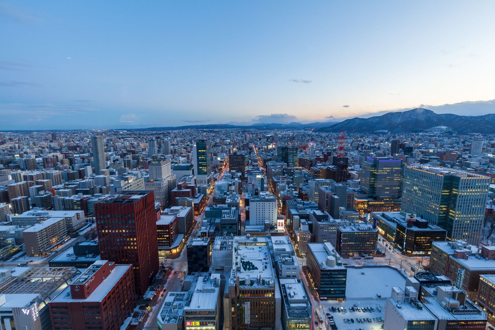 Sapporo in de winter bij schemering