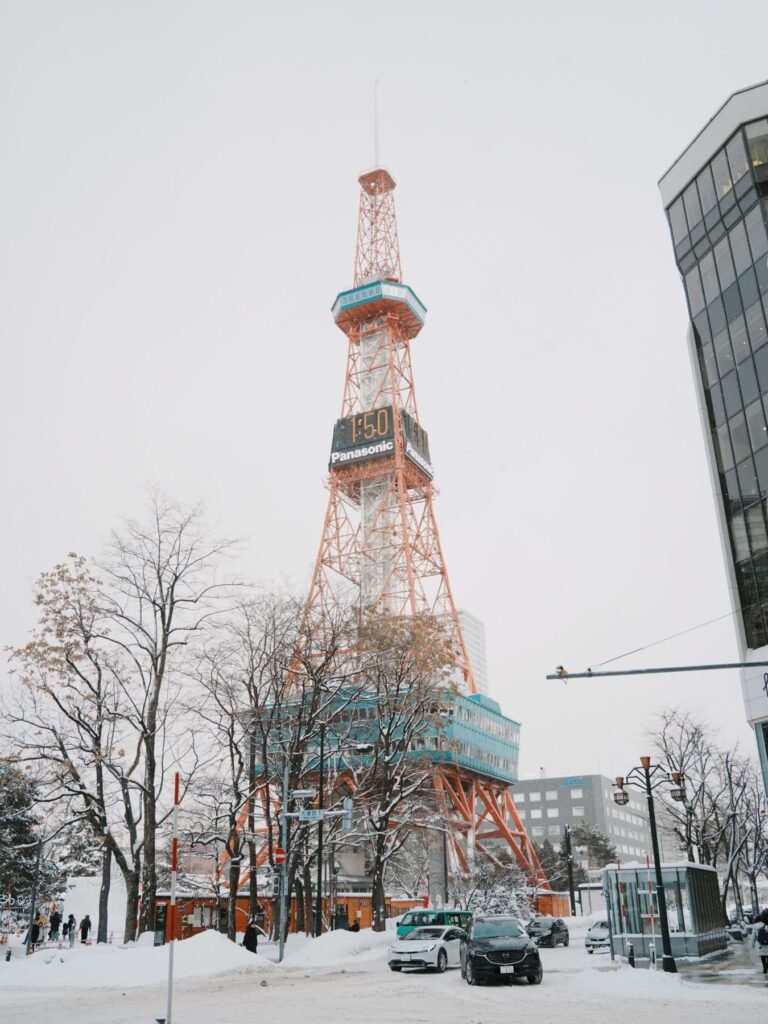 De televisietoren van Sapporo in de sneeuw