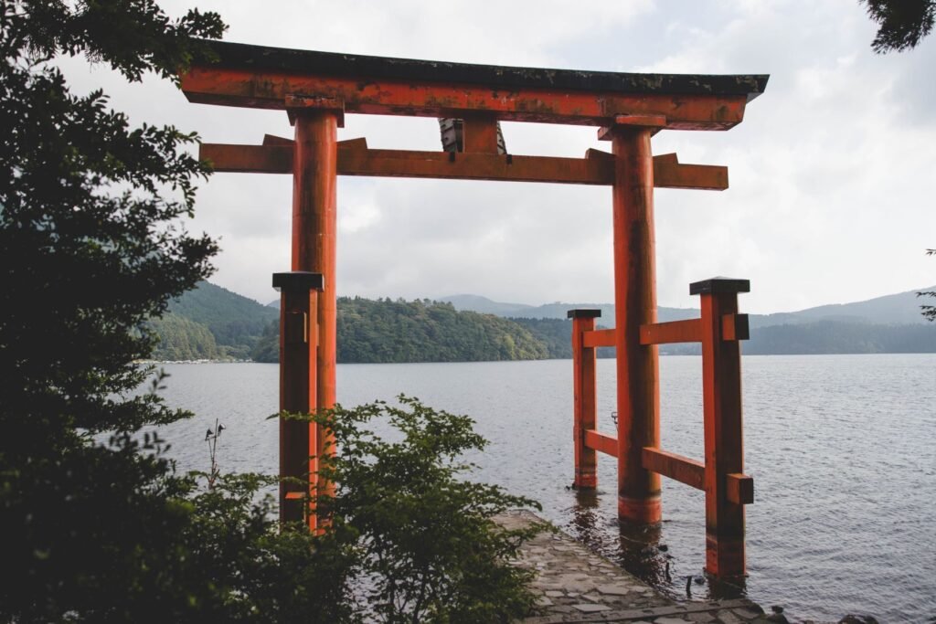 Torii van de Hakone-schrijn aan het Ashi-meer