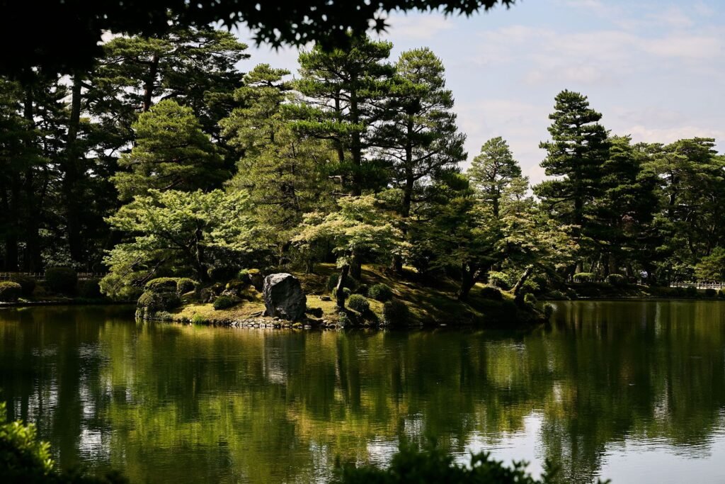 Vijver met dennen in Kenrokuen, Kanazawa